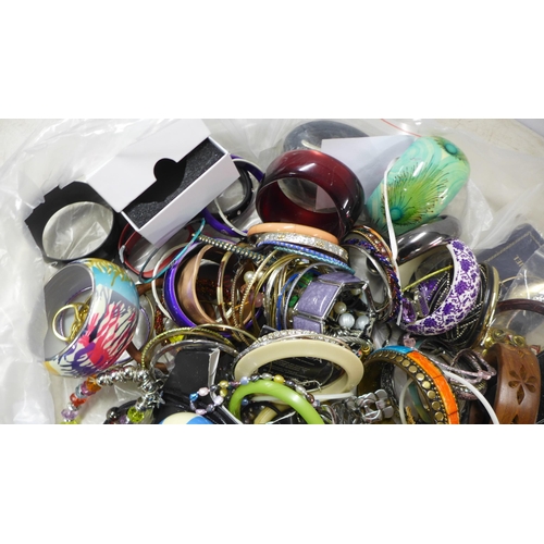 2106 - A quantity of costume jewellery