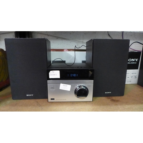 2123 - A Sony CMT-S20B home audio CD system with a pair of speakers and box - W