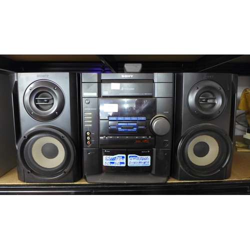 2136 - A Sony MCH-RG20 3 CD changer mini hi-fi component system with a pair of Sony speakers