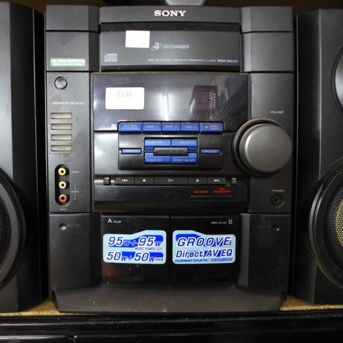 2136 - A Sony MCH-RG20 3 CD changer mini hi-fi component system with a pair of Sony speakers