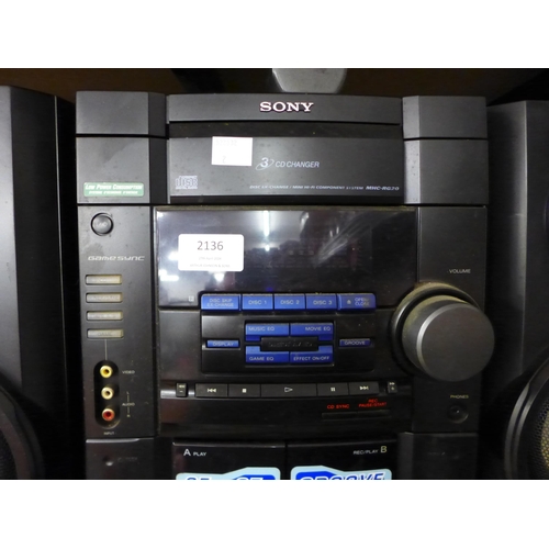 2136 - A Sony MCH-RG20 3 CD changer mini hi-fi component system with a pair of Sony speakers