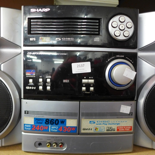 2137 - A Sharp CD-MPX860 5 CD changer mini component hi-fi system with a pair of speakers