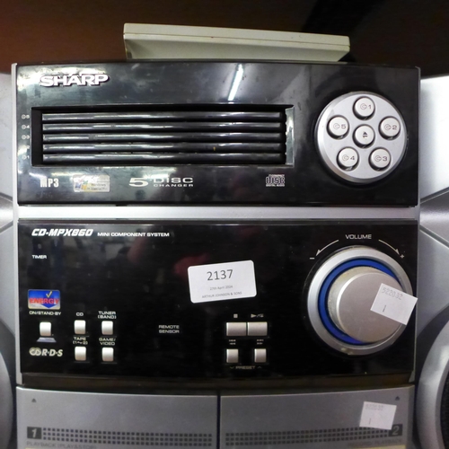 2137 - A Sharp CD-MPX860 5 CD changer mini component hi-fi system with a pair of speakers