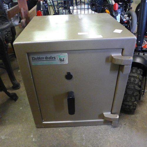 2162 - A Dudley Safes metal safe with two keys