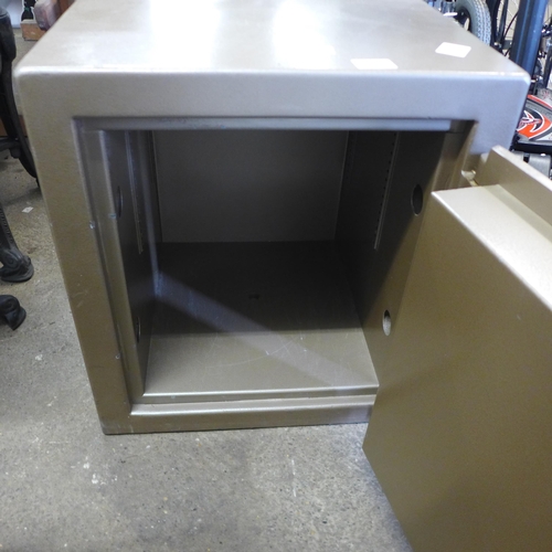 2162 - A Dudley Safes metal safe with two keys