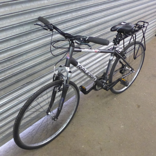 2165 - A Raleigh TC30 Town and Comfort series aluminium hybrid bike with pannier rack - Police repossession