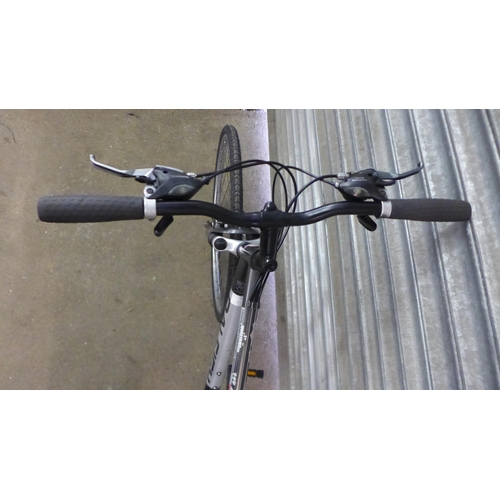 2165 - A Raleigh TC30 Town and Comfort series aluminium hybrid bike with pannier rack - Police repossession