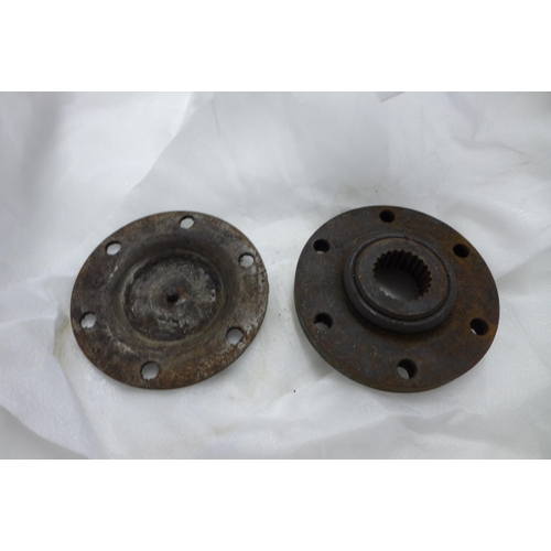 2377 - An end cap hub for a 1970s Series 3 lightweight military Land Rover