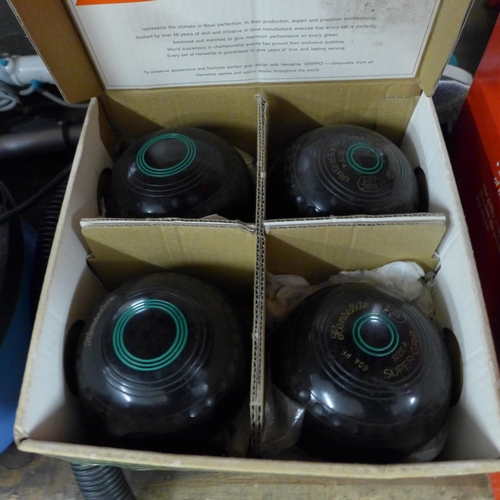 2387 - 2 Boxed sets of Henselite Deluxe lawn bowls size 4 and size 1