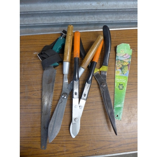 2226 - Various gardening tools including edging shears, garden shears, clippers, pruning saw, rake etc.