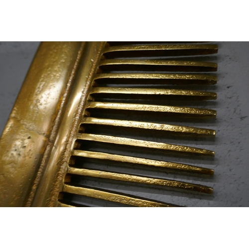 1387 - A large decorative gold comb