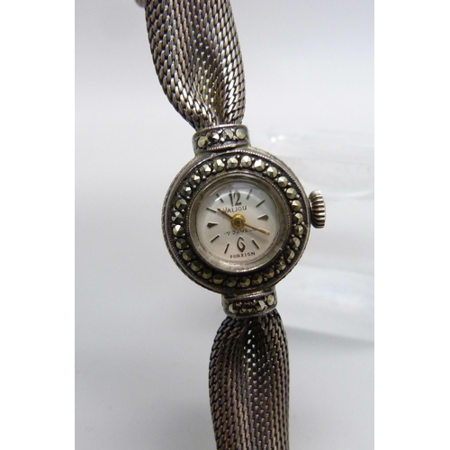 1047 - A silver cocktail wristwatch