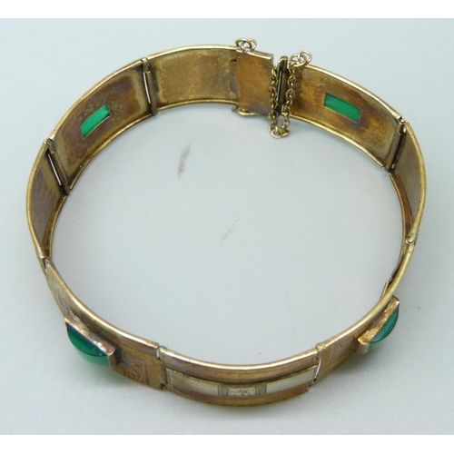 1059 - A 14ct gold bracelet set with green stones, 15.2g