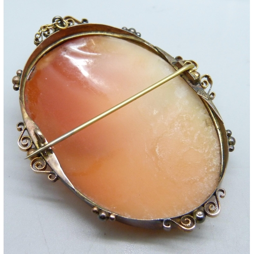 1072 - A 9ct gold mounted cameo brooch, total weight 19.9g, 42mm wide