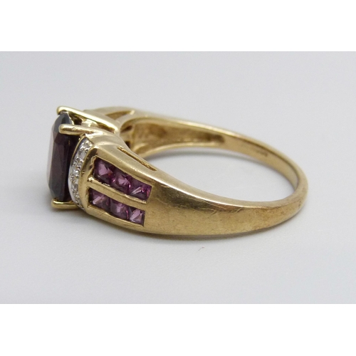 1077 - A 9ct gold, diamond and garnet ring, 4.3g, S