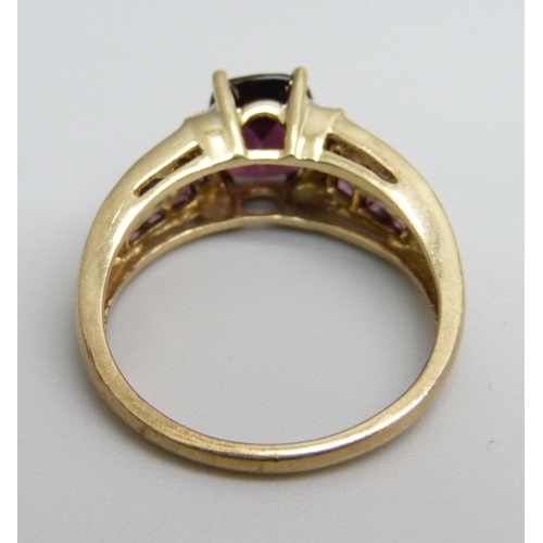 1077 - A 9ct gold, diamond and garnet ring, 4.3g, S