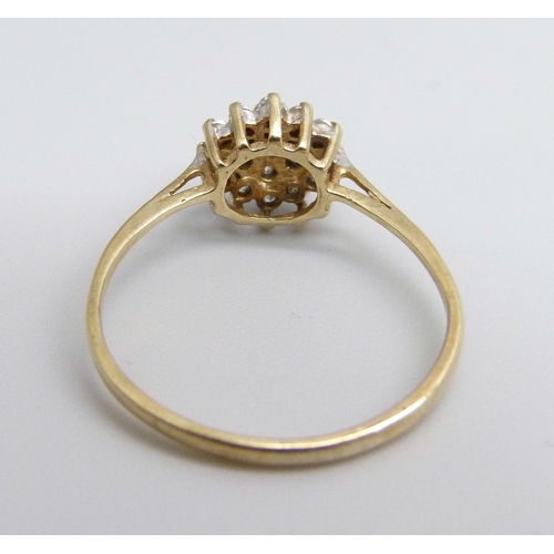 1094 - A 9ct gold cluster ring, 1.4g, N/O