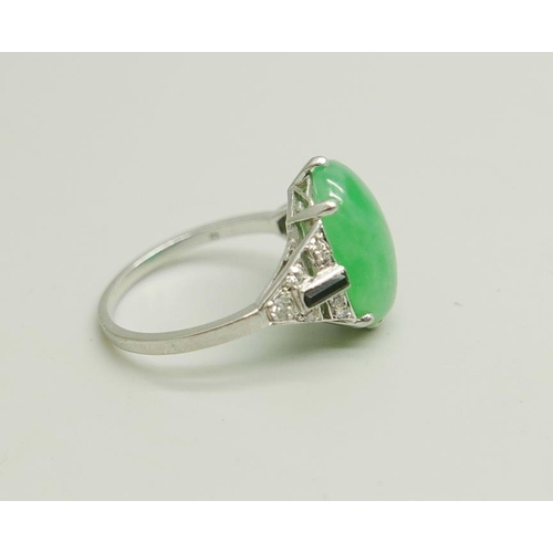 1120 - An Art Deco style platinum, diamond, jade and onyx ring, 4.2g, L