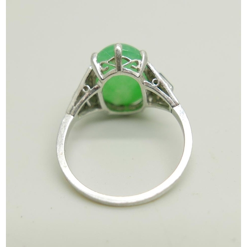 1120 - An Art Deco style platinum, diamond, jade and onyx ring, 4.2g, L