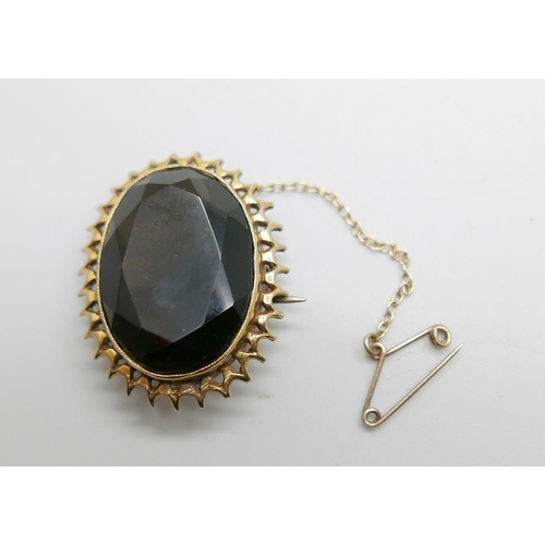 1123 - A yellow metal and smoky quartz set brooch, tests as 9ct gold, 10.3g