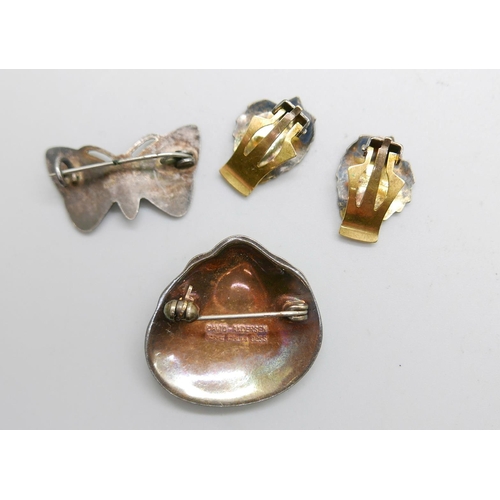 1124 - Norwegian silver and enamelled jewellery, a shell shaped brooch marked David Andersen, a pair of ear... 