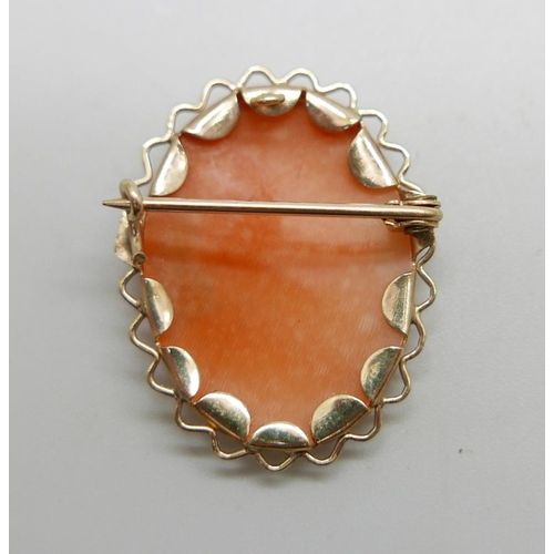 1133 - A 9ct gold mounted cameo brooch, 3.6g