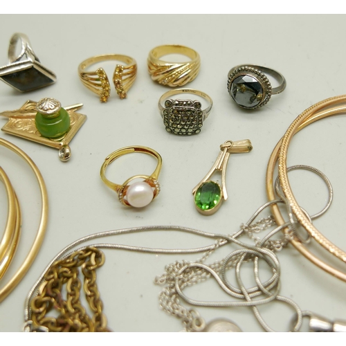 1134 - Gold tone jewellery, a 9ct gold backed ring and other silver jewellery