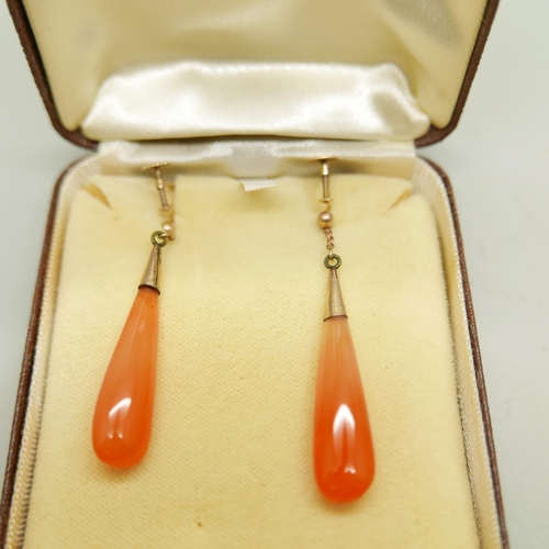 1138 - A pair of 9ct gold and carnelian drop earrings