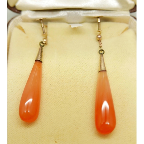 1138 - A pair of 9ct gold and carnelian drop earrings