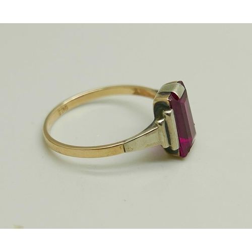 1147 - A 9ct gold and ruby ring, 2g, O