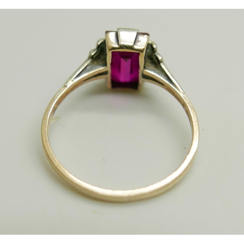 1147 - A 9ct gold and ruby ring, 2g, O