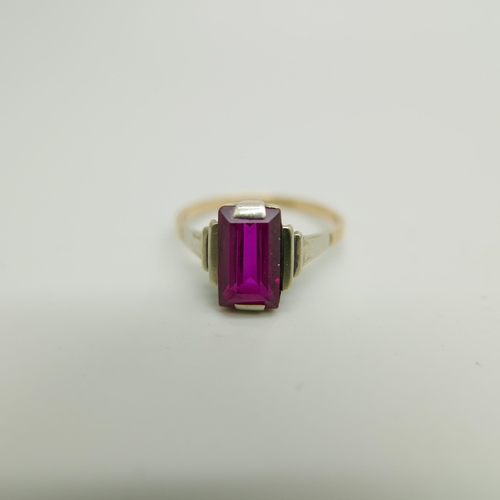 1147 - A 9ct gold and ruby ring, 2g, O