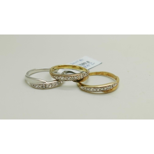 1174 - A silver gilt three piece stacker ring, P