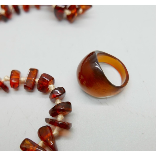 1193 - An amber necklace and a ring size M