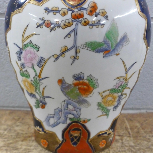 1231 - An oriental lidded vase **PLEASE NOTE THIS LOT IS NOT ELIGIBLE FOR IN-HOUSE POSTING AND PACKING**