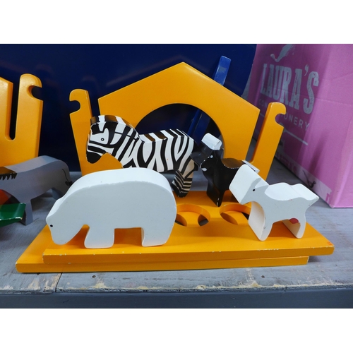 1238 - A wooden Noah's Ark toy with animals **PLEASE NOTE THIS LOT IS NOT ELIGIBLE FOR IN-HOUSE POSTING AND... 