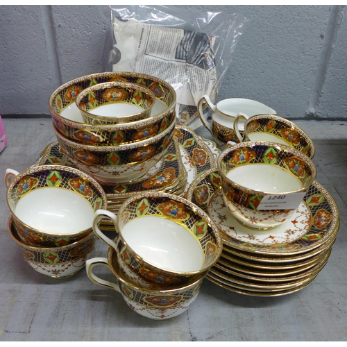 1240 - Taylor & Kent teaware, 8 cups, 8 saucers, 6 plates, 2 sandwich plates, cream and two sugars **PLEASE... 