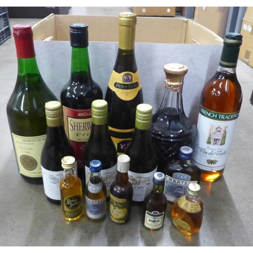 1247 - A box of mixed wines and spirits and miniatures **PLEASE NOTE THIS LOT IS NOT ELIGIBLE FOR IN-HOUSE ... 