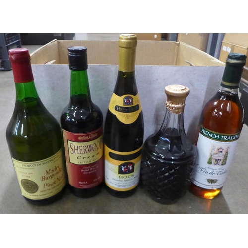 1247 - A box of mixed wines and spirits and miniatures **PLEASE NOTE THIS LOT IS NOT ELIGIBLE FOR IN-HOUSE ... 