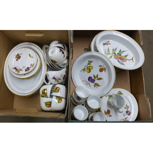 1250 - Royal Worcester Evesham tea set, dinner and tablewares (two boxes) **PLEASE NOTE THIS LOT IS NOT ELI... 