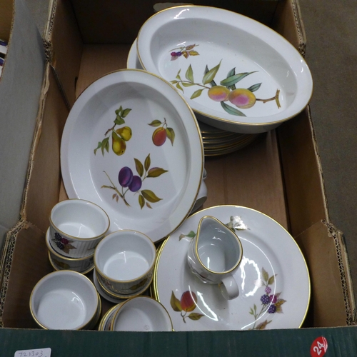 1250 - Royal Worcester Evesham tea set, dinner and tablewares (two boxes) **PLEASE NOTE THIS LOT IS NOT ELI... 