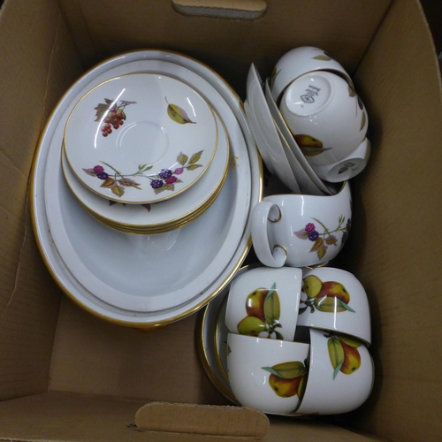 1250 - Royal Worcester Evesham tea set, dinner and tablewares (two boxes) **PLEASE NOTE THIS LOT IS NOT ELI... 