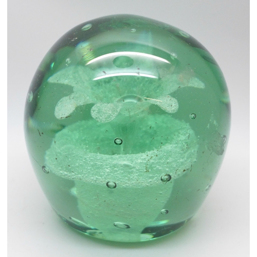 618 - A Victorian green glass dump, 9.5cm