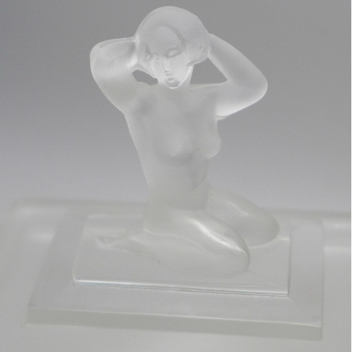 627 - A Desna crystal cigarette box with model of a female nude to the lid and a small crystal tray with f... 