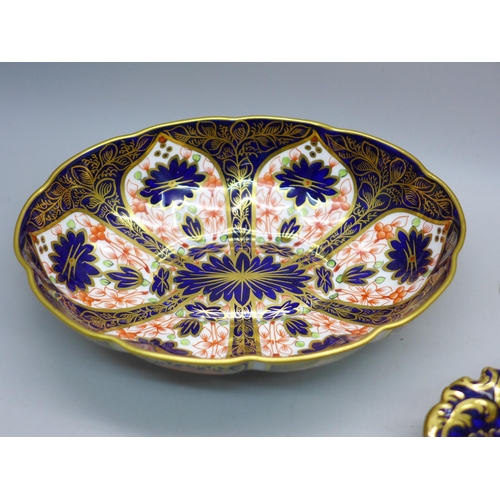 639 - Two Royal Crown Derby 1128 Imari pattern medium dishes, one with scallop edge, 16cm