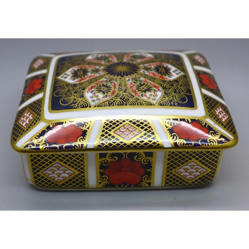 640 - A Royal Crown Derby 1128 Imari pattern small bread and butter plate, 22.5cm and lidded box