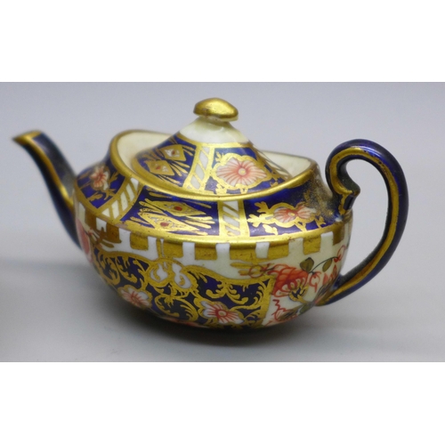 642 - A Royal Crown Derby 1128 Imari pattern miniature teapot and sugar bowl