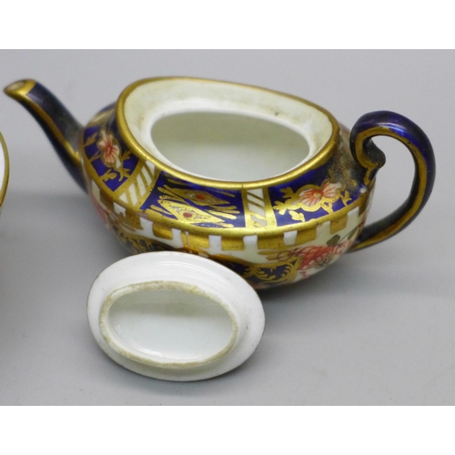 642 - A Royal Crown Derby 1128 Imari pattern miniature teapot and sugar bowl