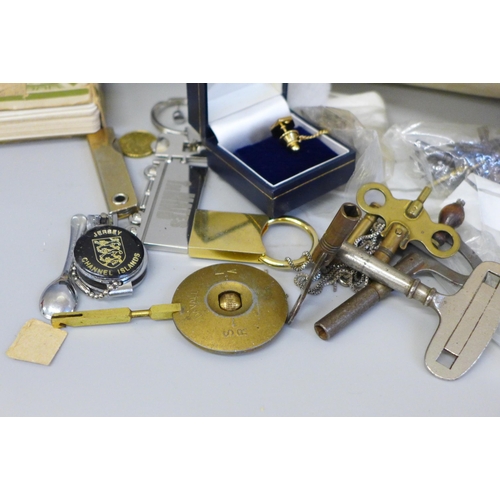 689 - A collection of men's cufflinks, coins, a farrier's vintage horse shoe pen knife, watch and clock ke... 