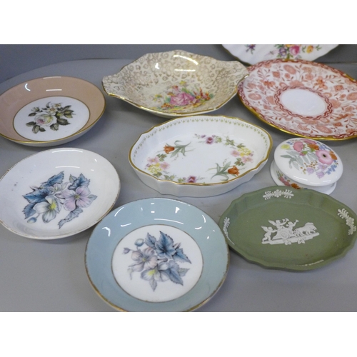 695 - A collection of decorative china including a Copeland Spode Chelsea Garden pattern trio, Royal Crown... 